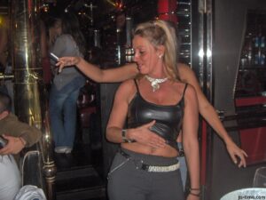 Read more about the article Geile Nachbarin duschen gesehen: Mein wilder Fick mit ihrem Mann