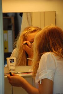 Read more about the article Geheime Blicke zur Nachbarin: Fesseln, Lecken und verbotener Höhepunkt